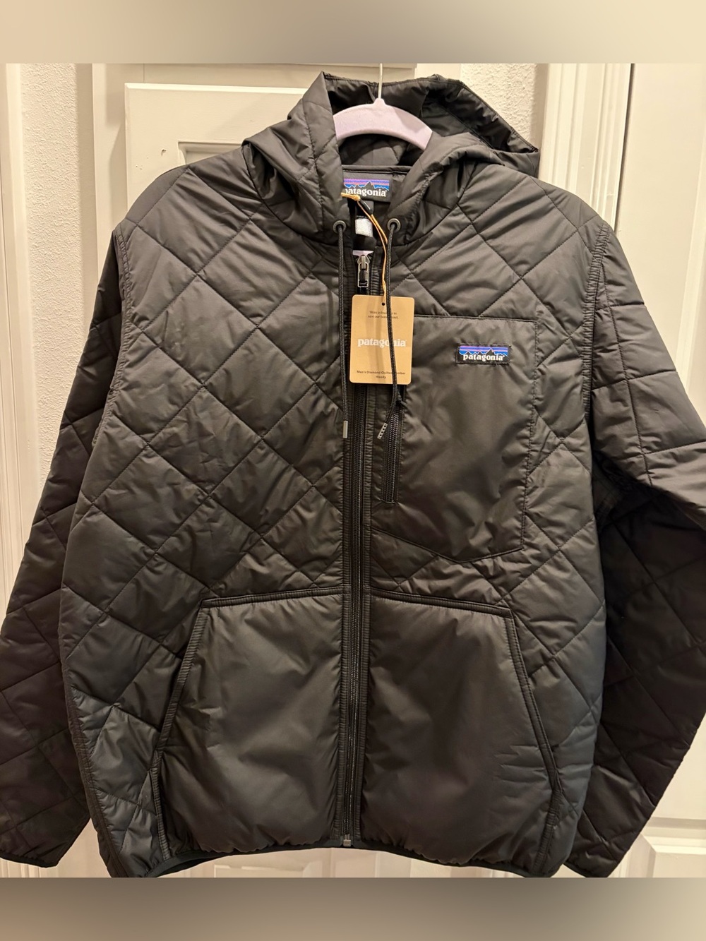 NWT PATAGONIA Men’s M Diamond Quilted Bomber Hoodie - can also fit a teenage boy